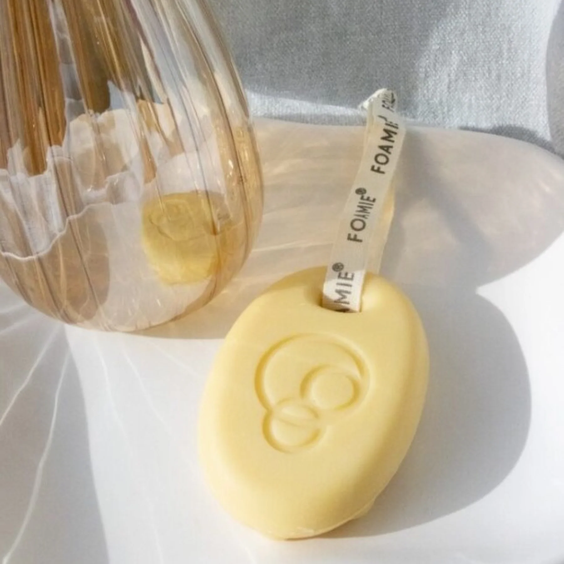 FOAMIE 2IN1 tahke keha ja juustepesuvahend vanilje ja mandliõliga, 80 gr - Image 2