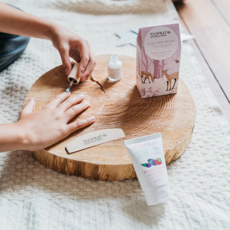 TOOFRUIT Jõulukomplekt Pretty Hands Trio küünelaki, kätekreemi ja küüneviiliga - Image 2
